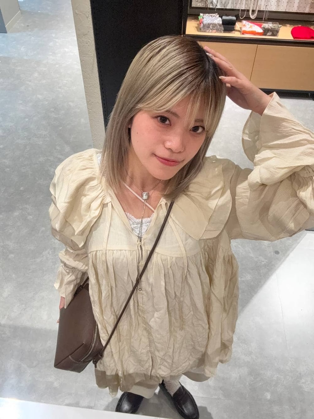 ブラック系のローファー、グレー系のタンクトップ、ホワイト系のシャツ/ブラウスを着用したレディースの春コーディネートの2枚目の写真