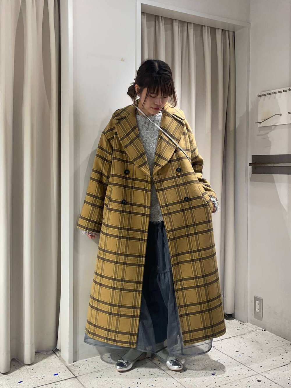 グリーン系のショルダーバッグ、グレー系のバレエシューズ、グレー系のカーディガン/ボレロを着用したレディースの冬コーディネートの4枚目の写真