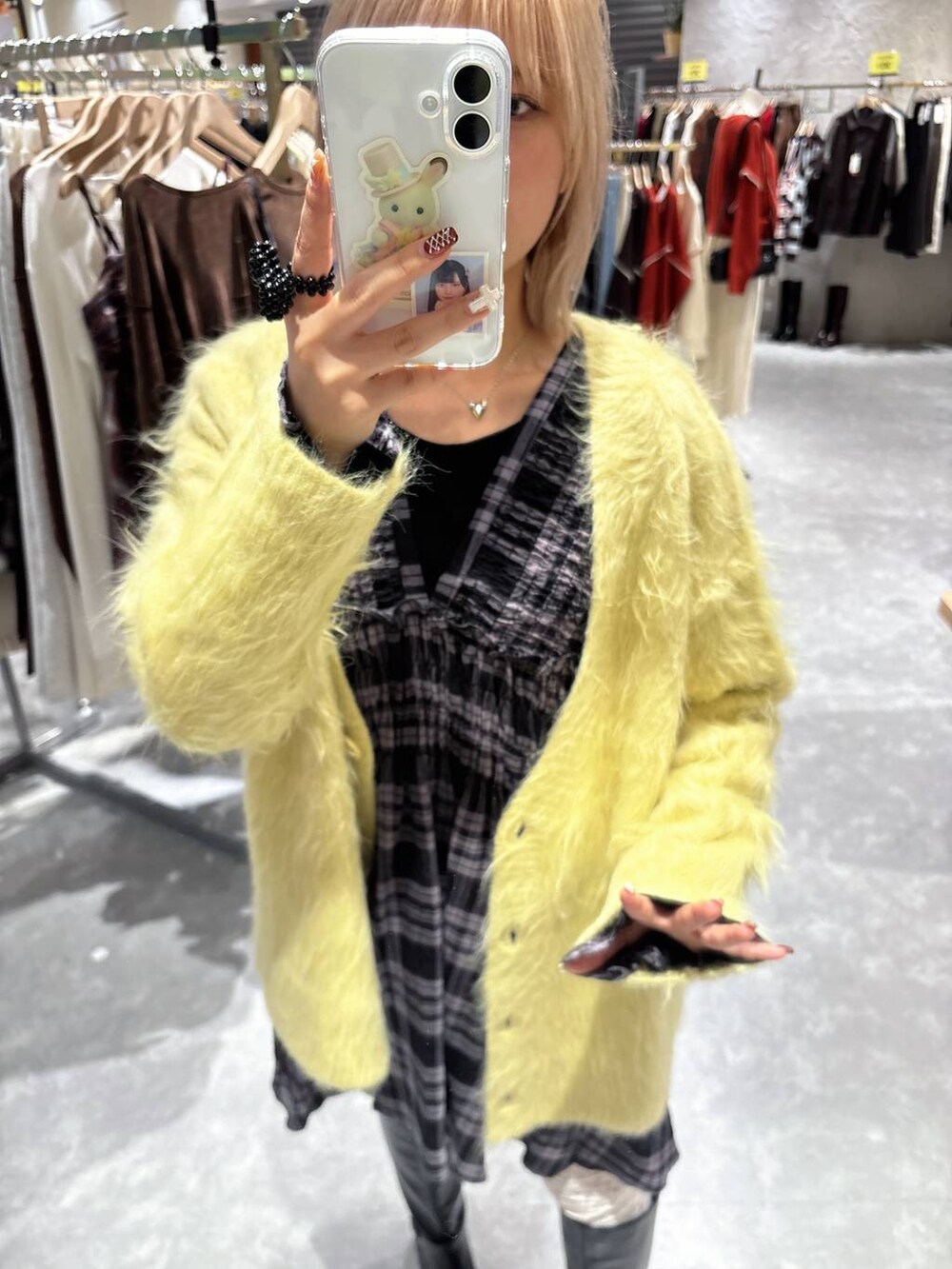 ブラック系のタンクトップ、イエロー系のカーディガン/ボレロ、ブラック系のシャツ/ブラウスを着用したレディースの秋コーディネートの3枚目の写真