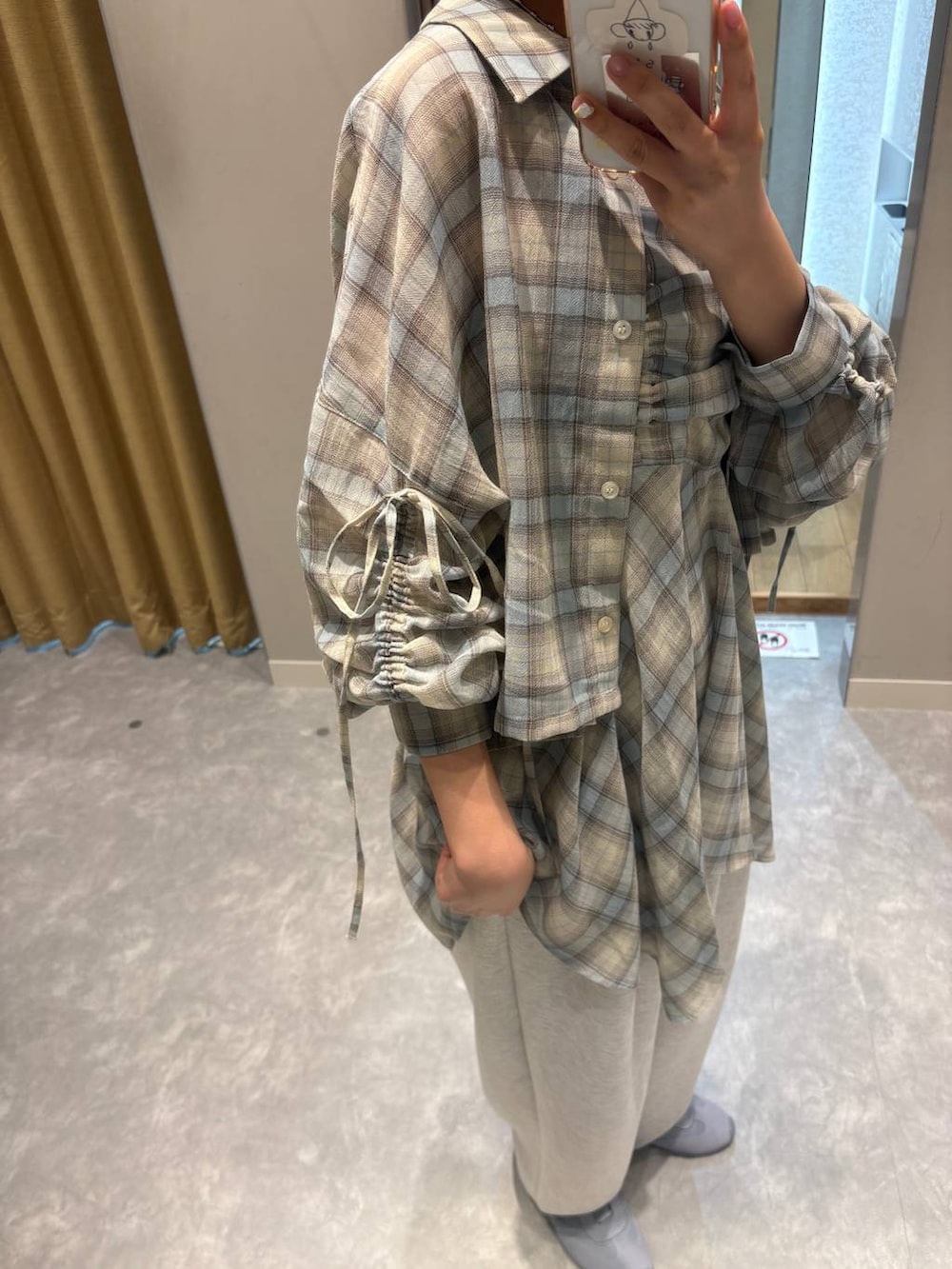 グレー系のスウェットパンツ、シルバー系のタンクトップ、ブルー系のスニーカーを着用したレディースの春コーディネートの5枚目の写真