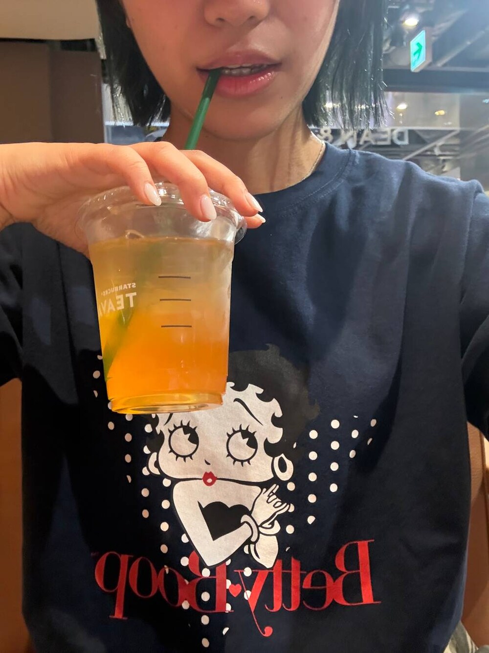 ブルー系のTシャツ/カットソーを着用したレディースの春コーディネートの2枚目の写真