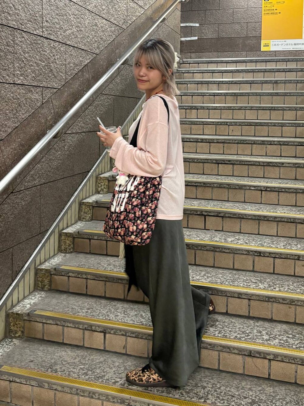 グレー系のスカート、その他のスニーカー、ピンク系のTシャツ/カットソーを着用したレディースの秋コーディネートの2枚目の写真