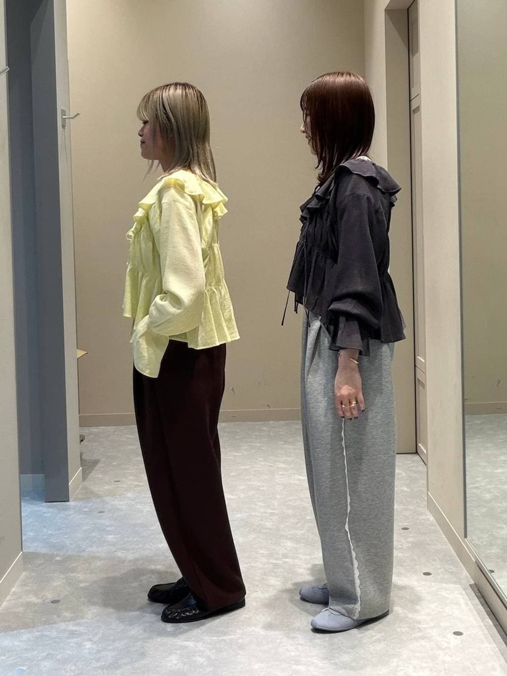 ブラウン系のスウェットパンツ、グレー系のスウェットパンツ、ブルー系のスニーカーを着用したレディースの春コーディネートの2枚目の写真