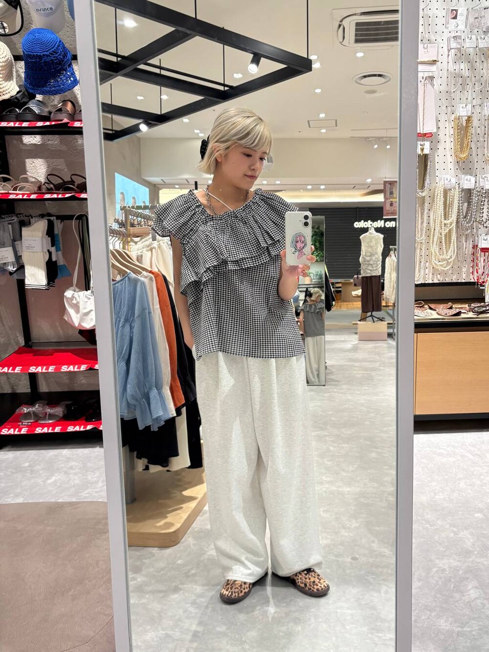 ベージュ系のキャミソール、グレー系のスウェットパンツ、その他のシャツ/ブラウスを着用したレディースの夏コーディネートの3枚目の写真