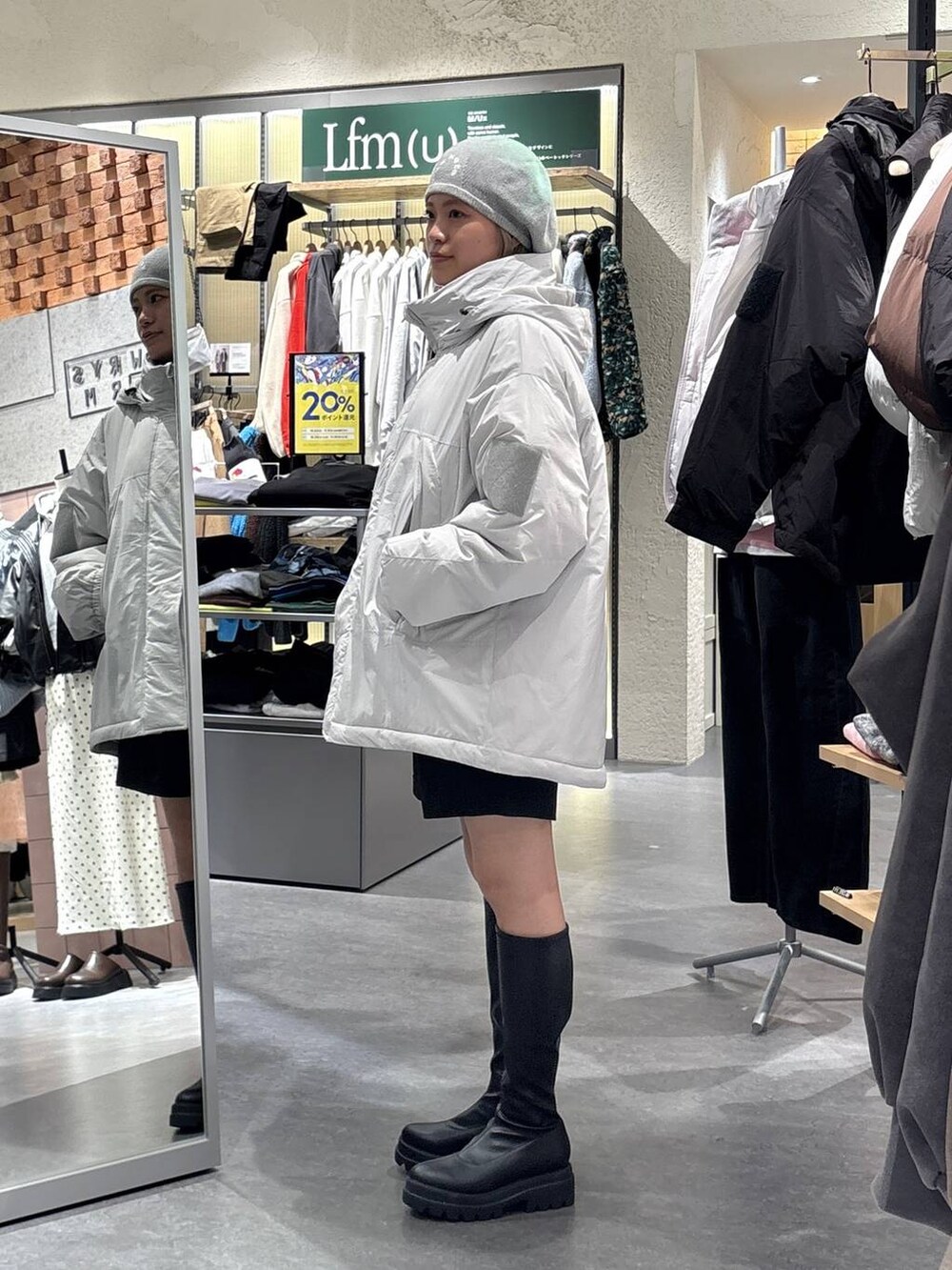 グレー系のその他パンツ、グレー系のダウンジャケット/コート、ブラック系のブーツを着用したレディースの秋コーディネートの2枚目の写真