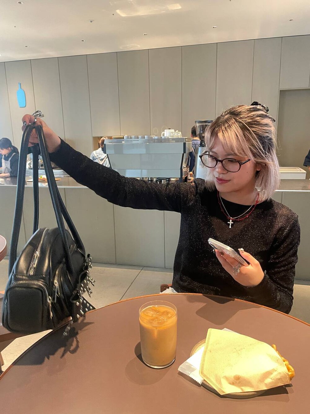 ブラック系のTシャツ/カットソー、レッド系のネックレスを着用したレディースの秋コーディネートの3枚目の写真