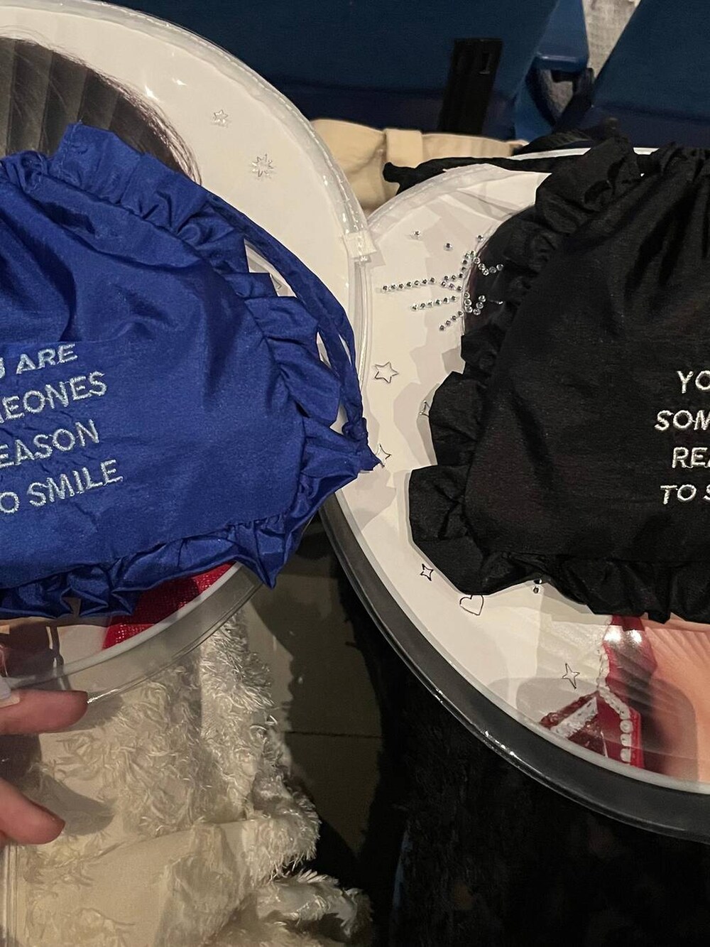 ブルー系のポーチ、ブラック系のポーチを着用したレディースの春コーディネートの2枚目の写真