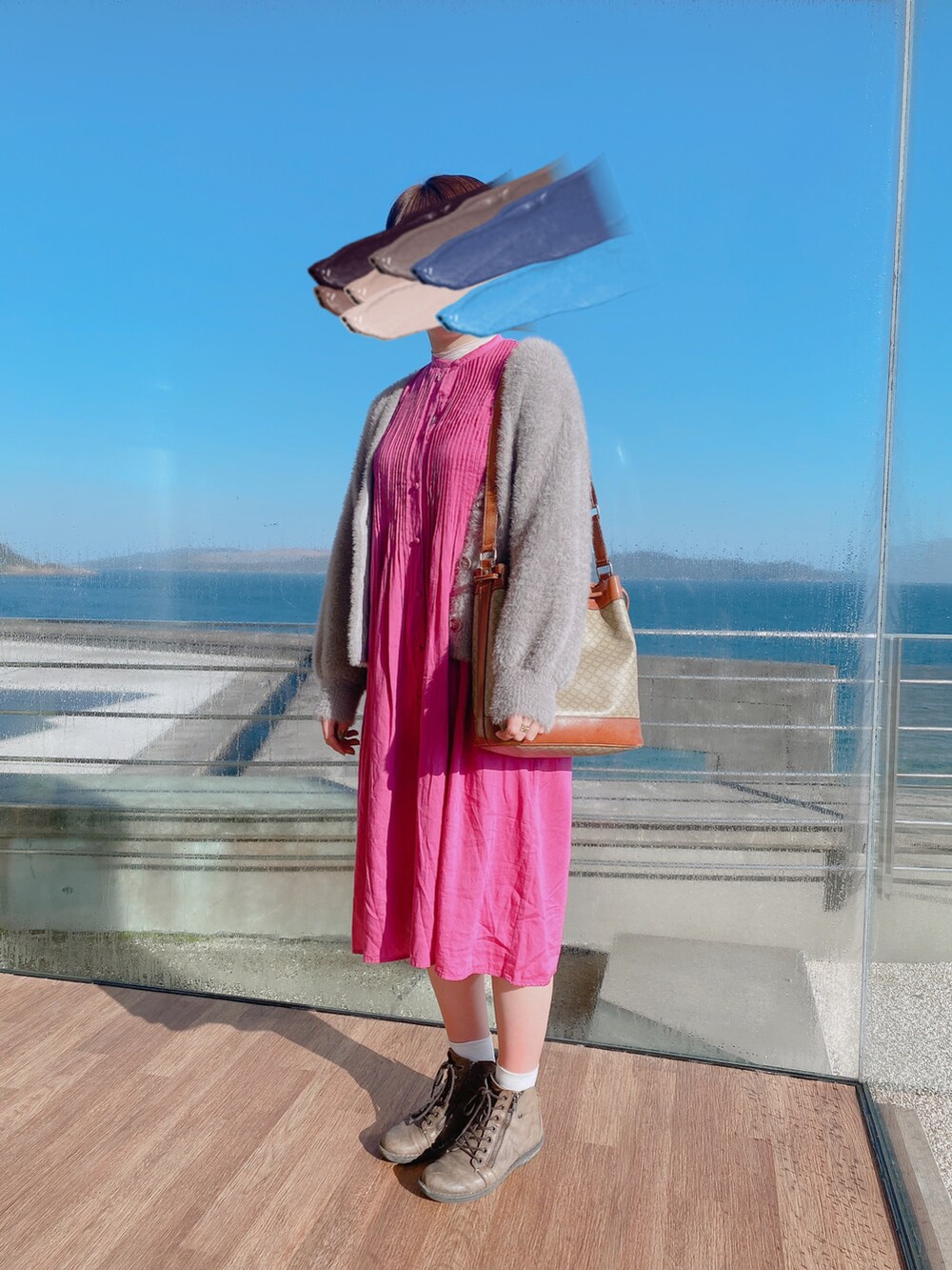 ピンク系のワンピース/ドレス、グレー系のチェスターコート、ブラウン系のバッグを着用したレディースの春コーディネートの2枚目の写真