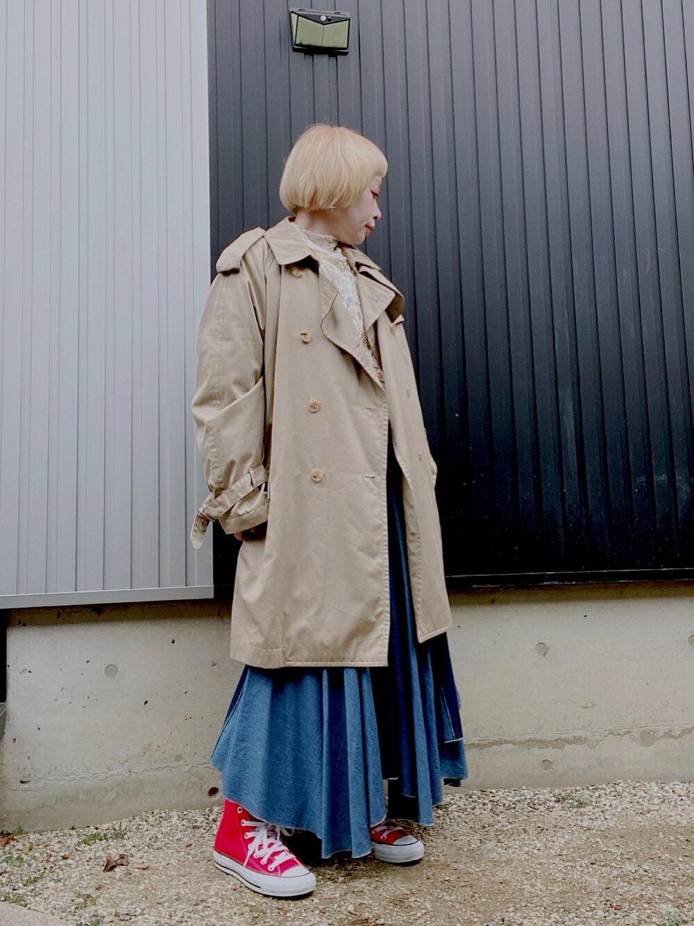 「トレンチコート、コムデギャルソン、ゆるコーデ、ニット/セーター、古着、converse」｜「COMME des GARCONSのアイテム（トレンチコート、ベージュ系）」を使った、RYOKOさん（レディース・151cm）の冬コーディネートの2枚目の写真