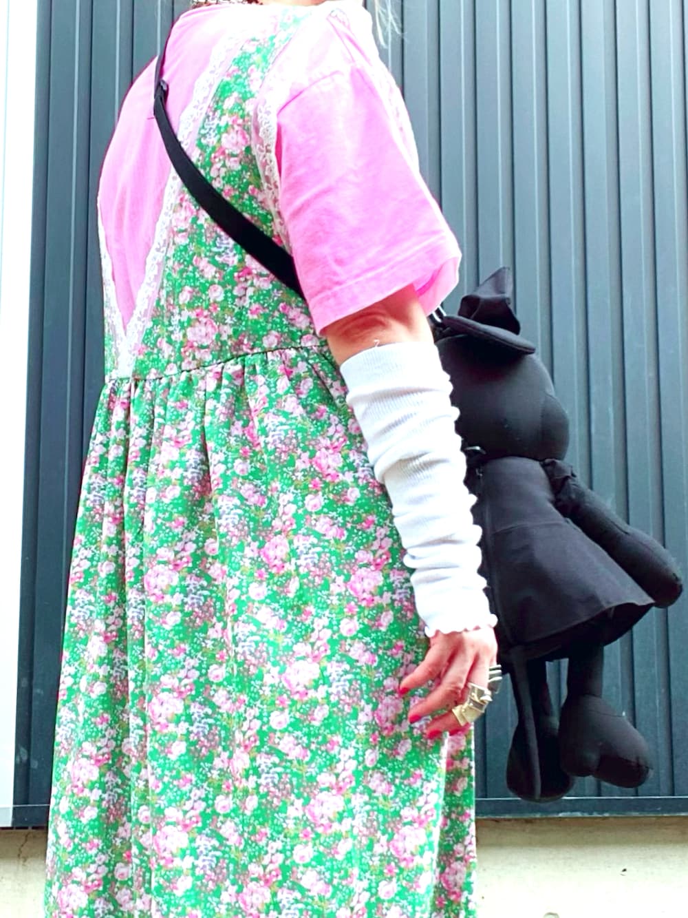 グリーン系のワンピース、ピンク系のTシャツ/カットソー、ブラック系のショルダーバッグを着用したレディースの夏コーディネートの2枚目の写真