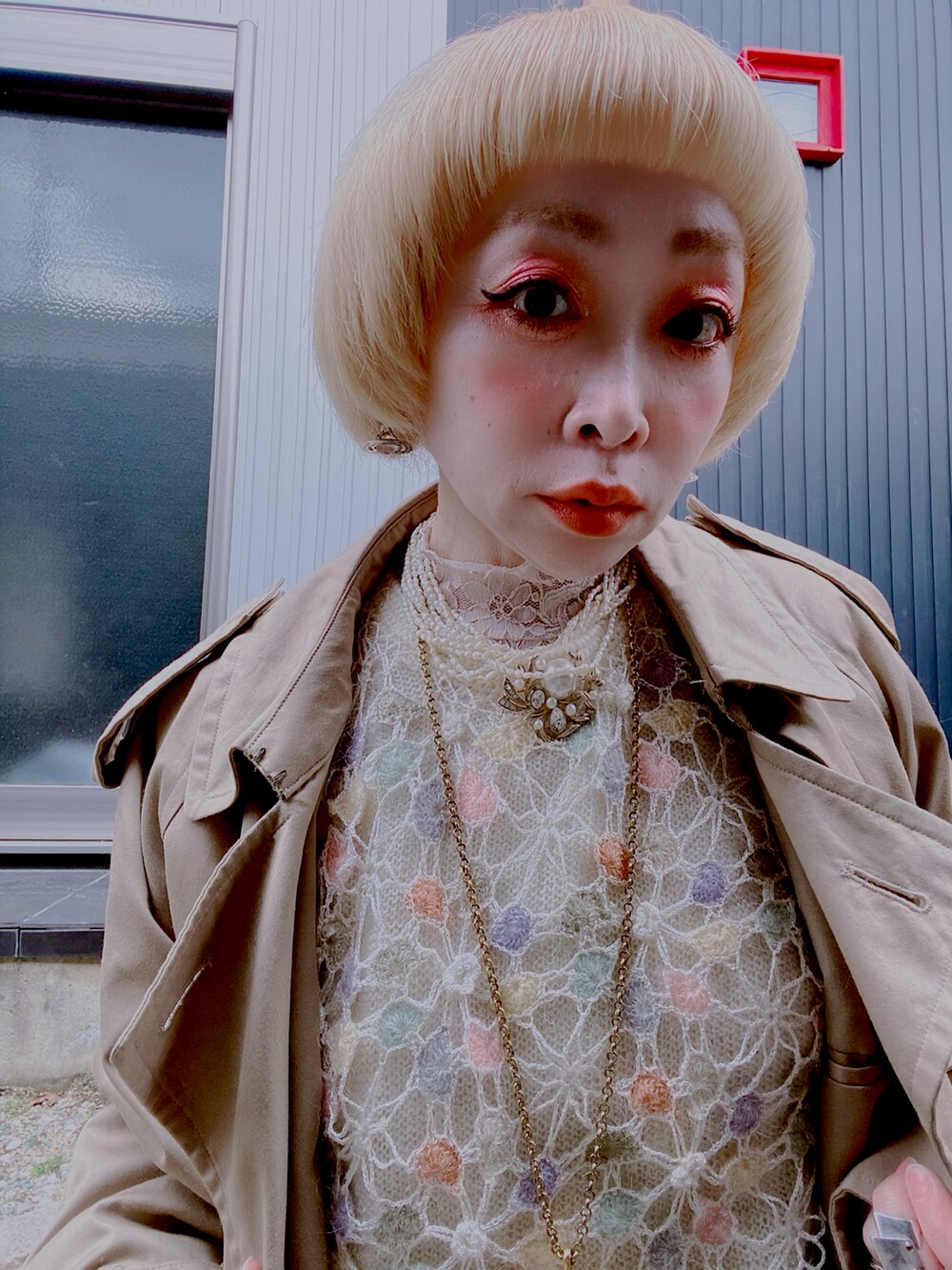 「トレンチコート、コムデギャルソン、ゆるコーデ、ニット/セーター、古着、converse」｜「COMME des GARCONSのアイテム（トレンチコート、ベージュ系）」を使った、RYOKOさん（レディース・151cm）の冬コーディネートの4枚目の写真