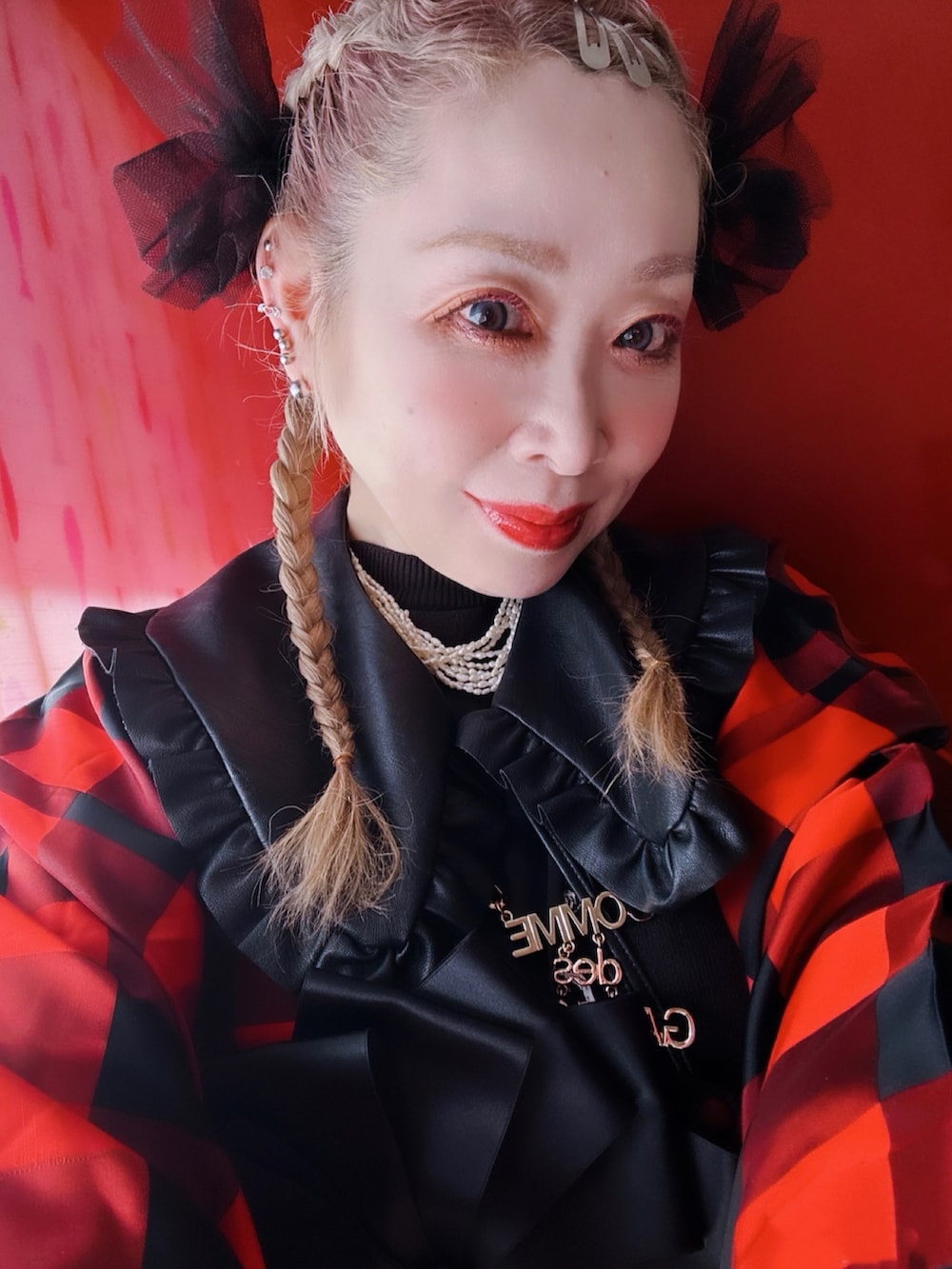 レッド系のスカート、ブラック系のシューズ、ブラック系のファッション雑貨を着用したレディースの冬コーディネートの4枚目の写真