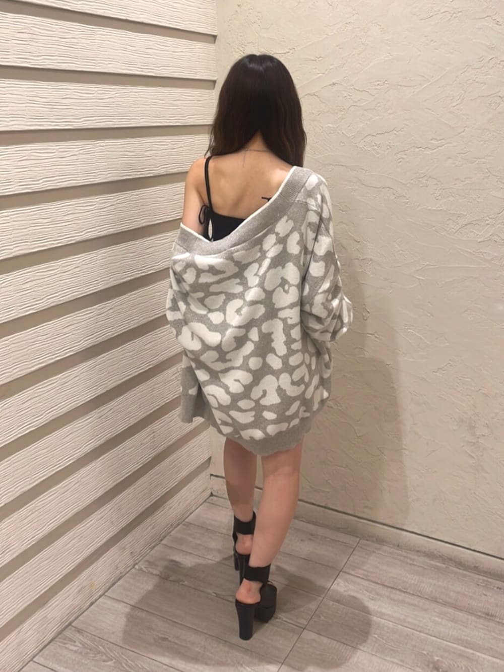 ブラック系のキャミソール、ブルー系のデニムパンツ、ブラック系のブーツを着用したレディースの夏コーディネートの3枚目の写真