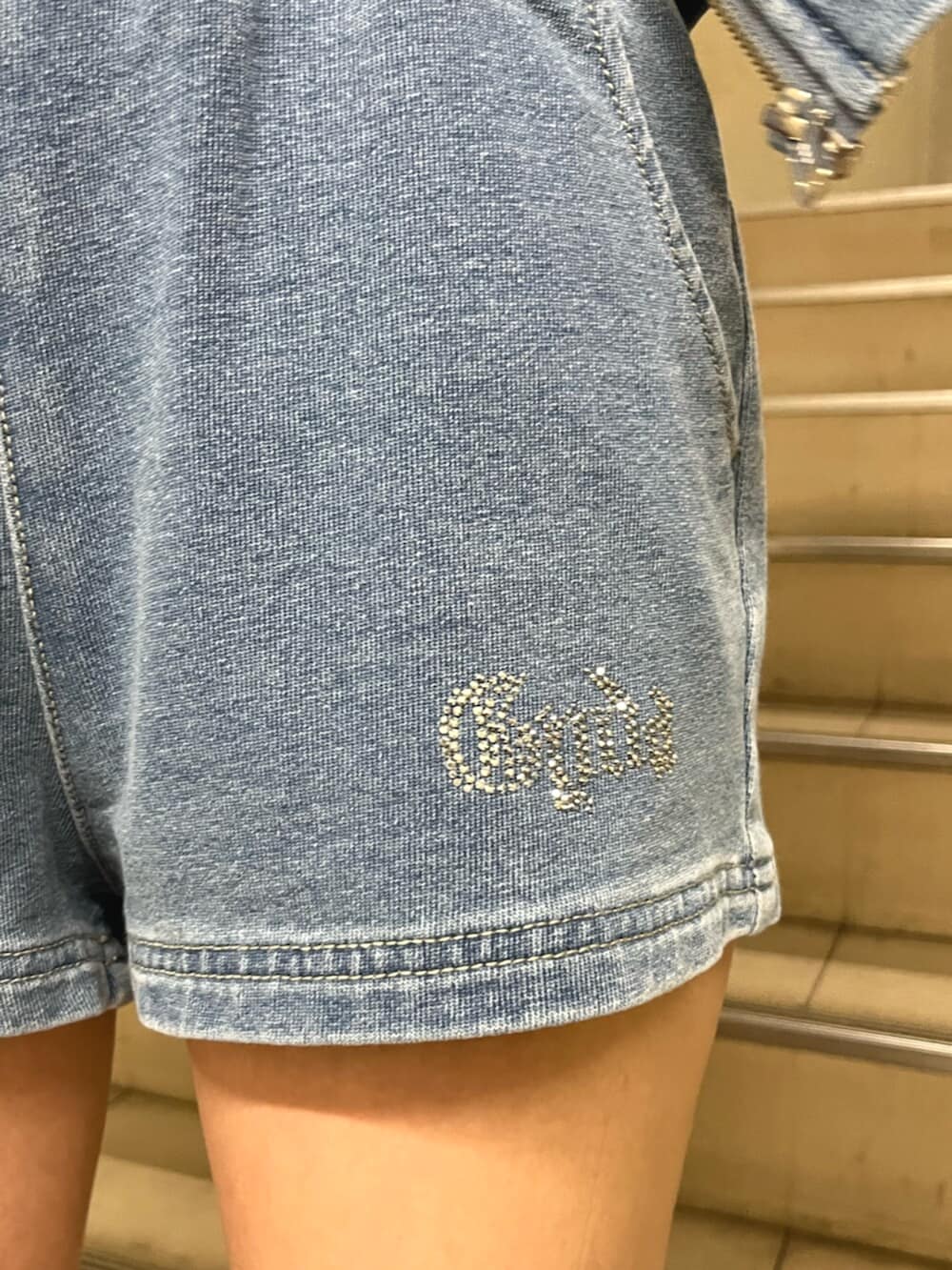 ホワイト系のその他シューズ、ブルー系のパーカー、ブルー系のその他パンツを着用したレディースの夏コーディネートの5枚目の写真