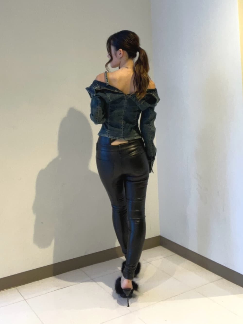 ブラック系のパンプス、ブルー系のシャツ/ブラウス、ブラック系のその他パンツを着用したレディースの秋コーディネートの3枚目の写真