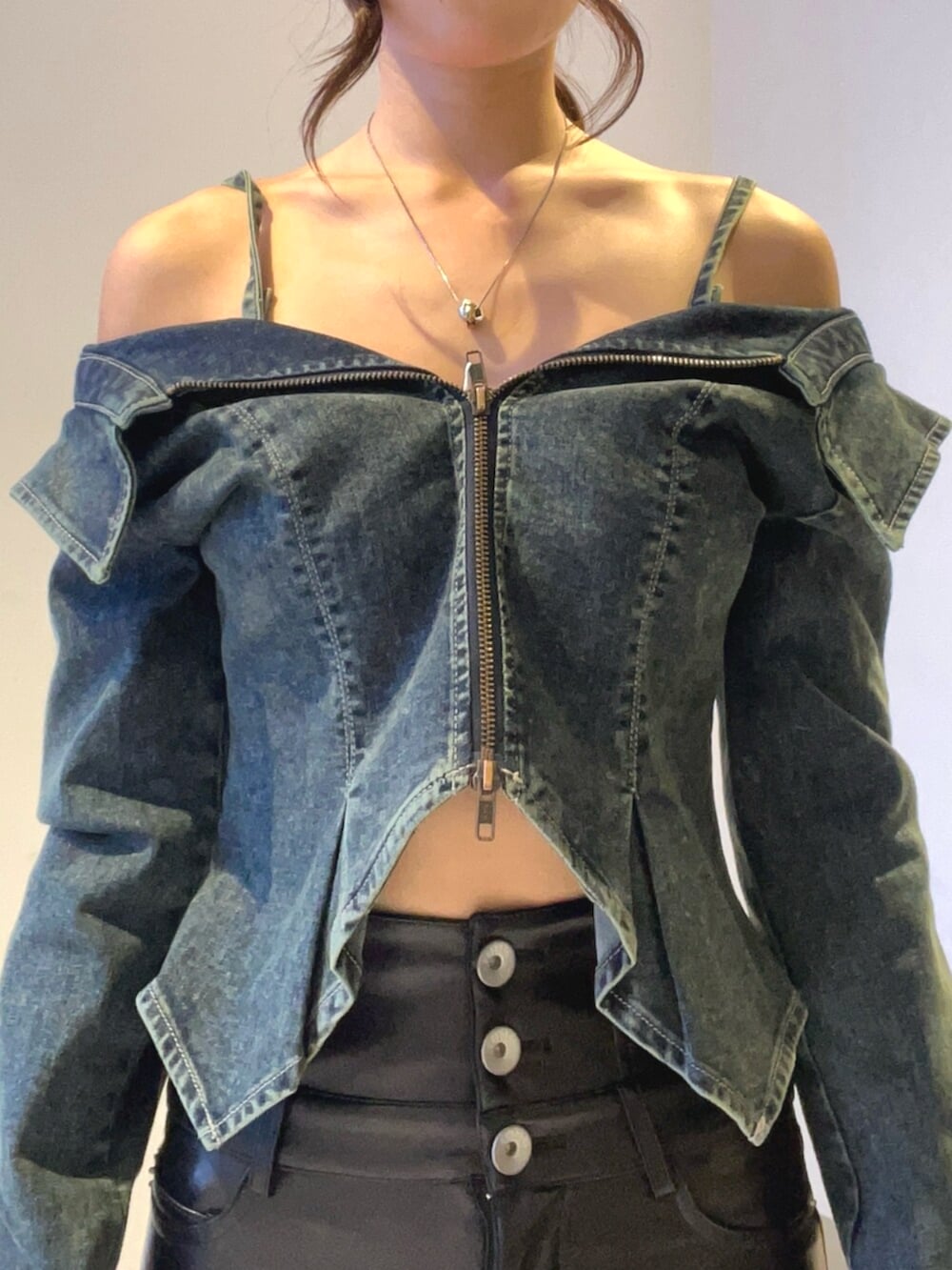 ブラック系のパンプス、ブルー系のシャツ/ブラウス、ブラック系のその他パンツを着用したレディースの秋コーディネートの4枚目の写真