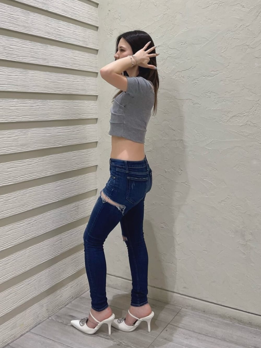 グレー系のTシャツ/カットソー、ブルー系のデニムパンツ、ホワイト系のパンプスを着用したレディースの夏コーディネートの3枚目の写真