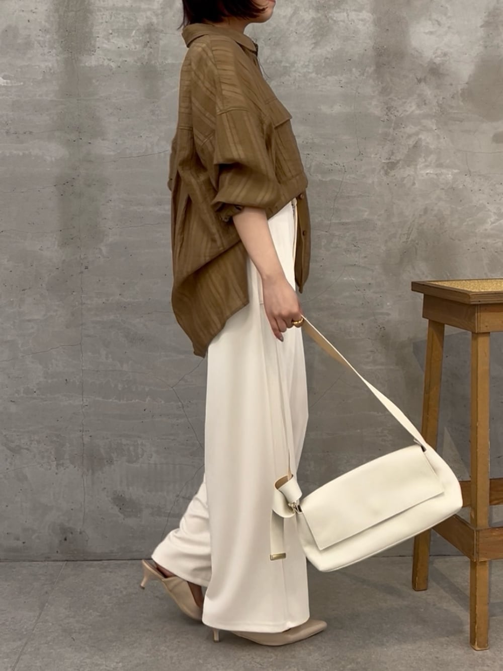ホワイト系のその他パンツ、ホワイト系のショルダーバッグ、ベージュ系のシャツ/ブラウスを着用したレディースの夏コーディネートの5枚目の写真