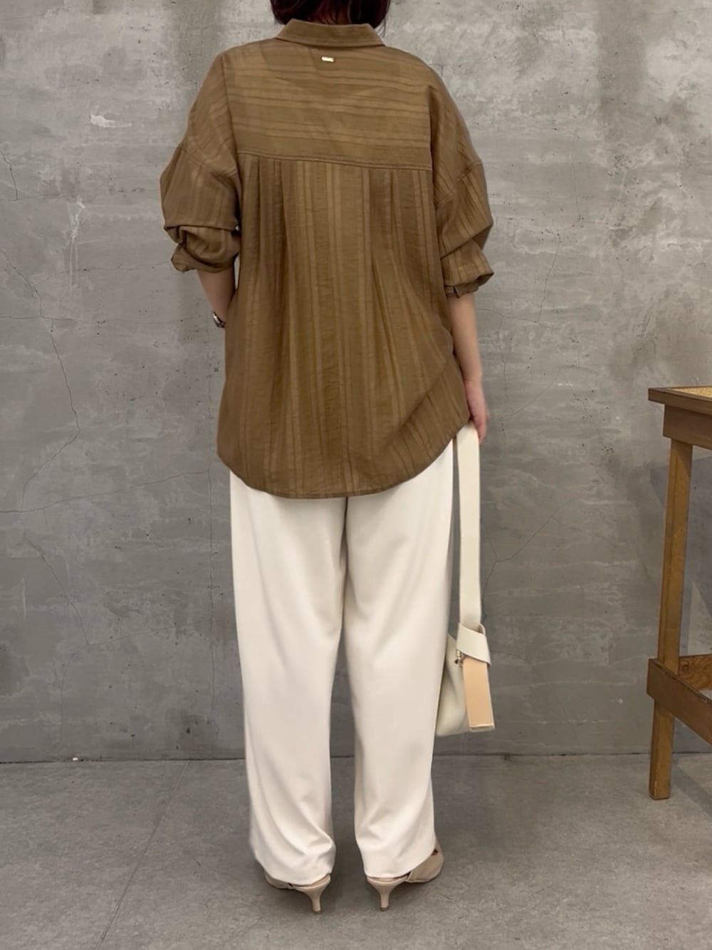 ホワイト系のその他パンツ、ホワイト系のショルダーバッグ、ベージュ系のシャツ/ブラウスを着用したレディースの夏コーディネートの3枚目の写真