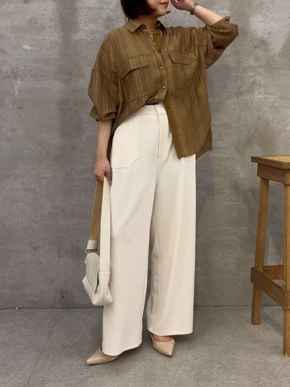 ホワイト系のその他パンツ、ホワイト系のショルダーバッグ、ベージュ系のシャツ/ブラウスを着用したレディースの夏コーディネートの4枚目の写真