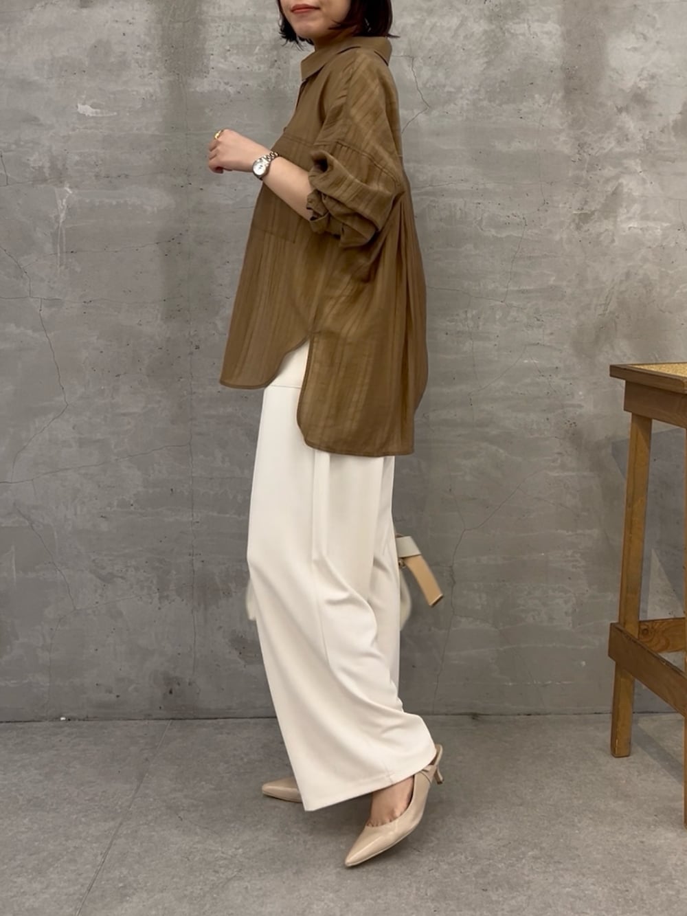 ホワイト系のその他パンツ、ホワイト系のショルダーバッグ、ベージュ系のシャツ/ブラウスを着用したレディースの夏コーディネートの2枚目の写真