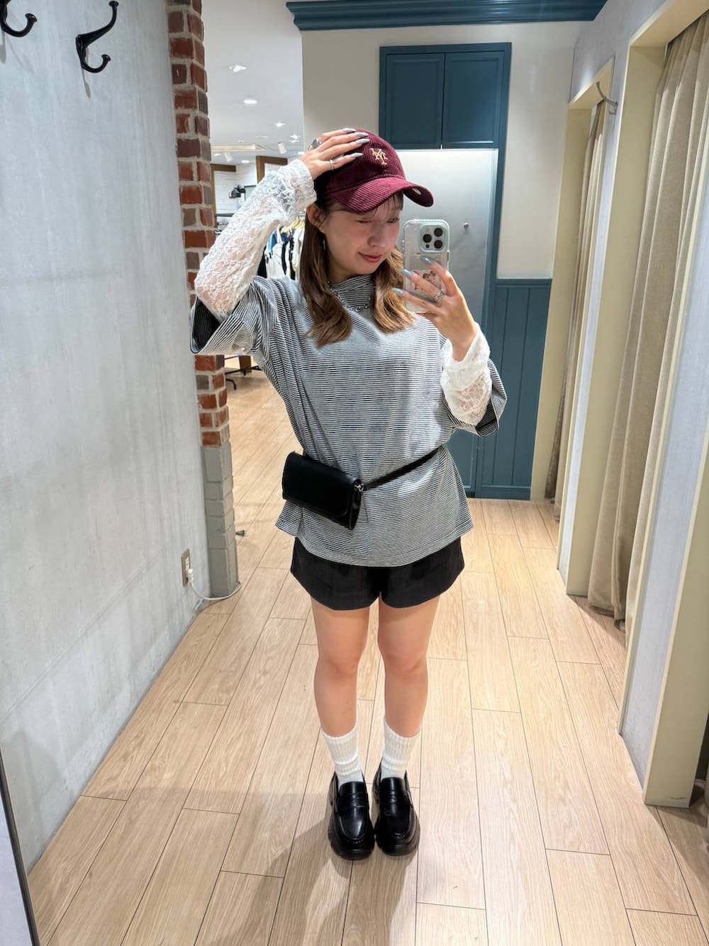 ブラック系のTシャツ/カットソー、ブラック系のローファー、グレー系のその他パンツを着用したレディースの秋コーディネートの2枚目の写真