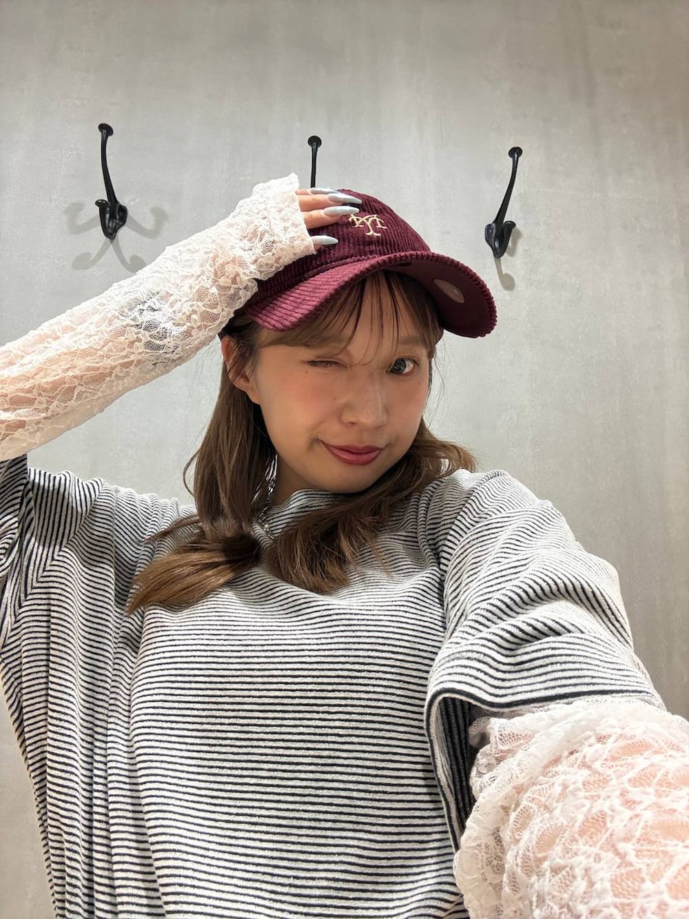 ブラック系のTシャツ/カットソー、ブラック系のローファー、グレー系のその他パンツを着用したレディースの秋コーディネートの3枚目の写真
