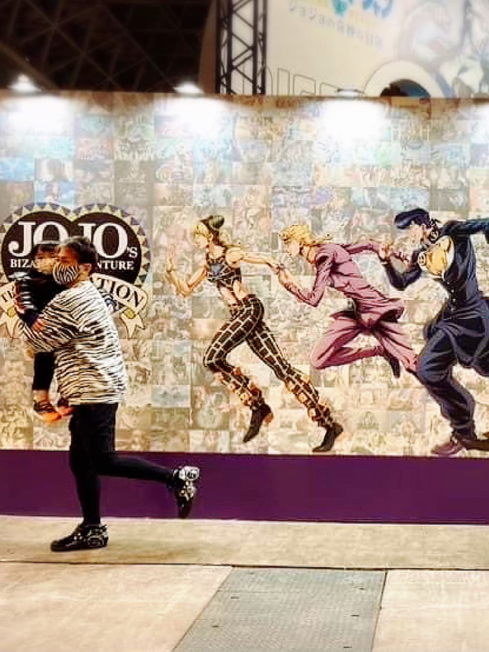 ブラック系のその他パンツ、ホワイト系のスウェット、ブラック系のスニーカーを着用したメンズの春コーディネートの2枚目の写真