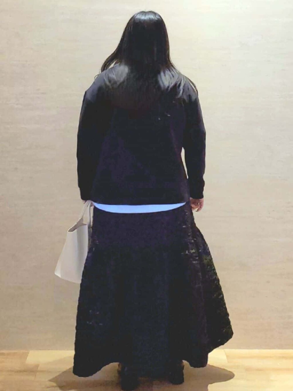 ブラック系のTシャツ/カットソー、ブルー系のシャツ/ブラウス、ブラック系のスカートを着用したレディースの春コーディネートの4枚目の写真