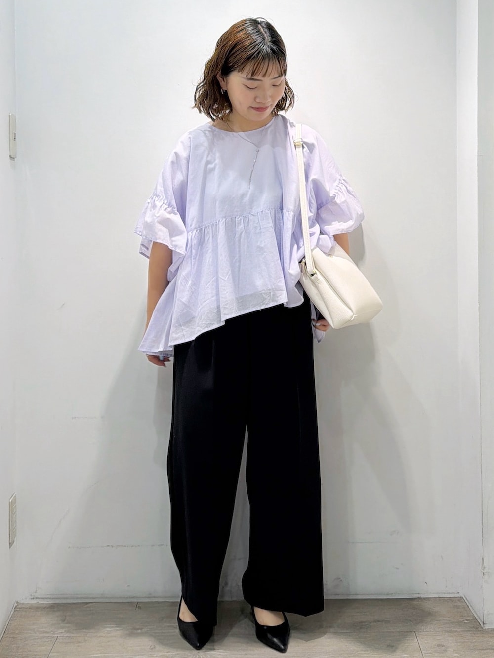 パープル系のシャツ/ブラウス、ブラック系のその他パンツ、ホワイト系のショルダーバッグを着用したレディースの夏コーディネートの9枚目の写真