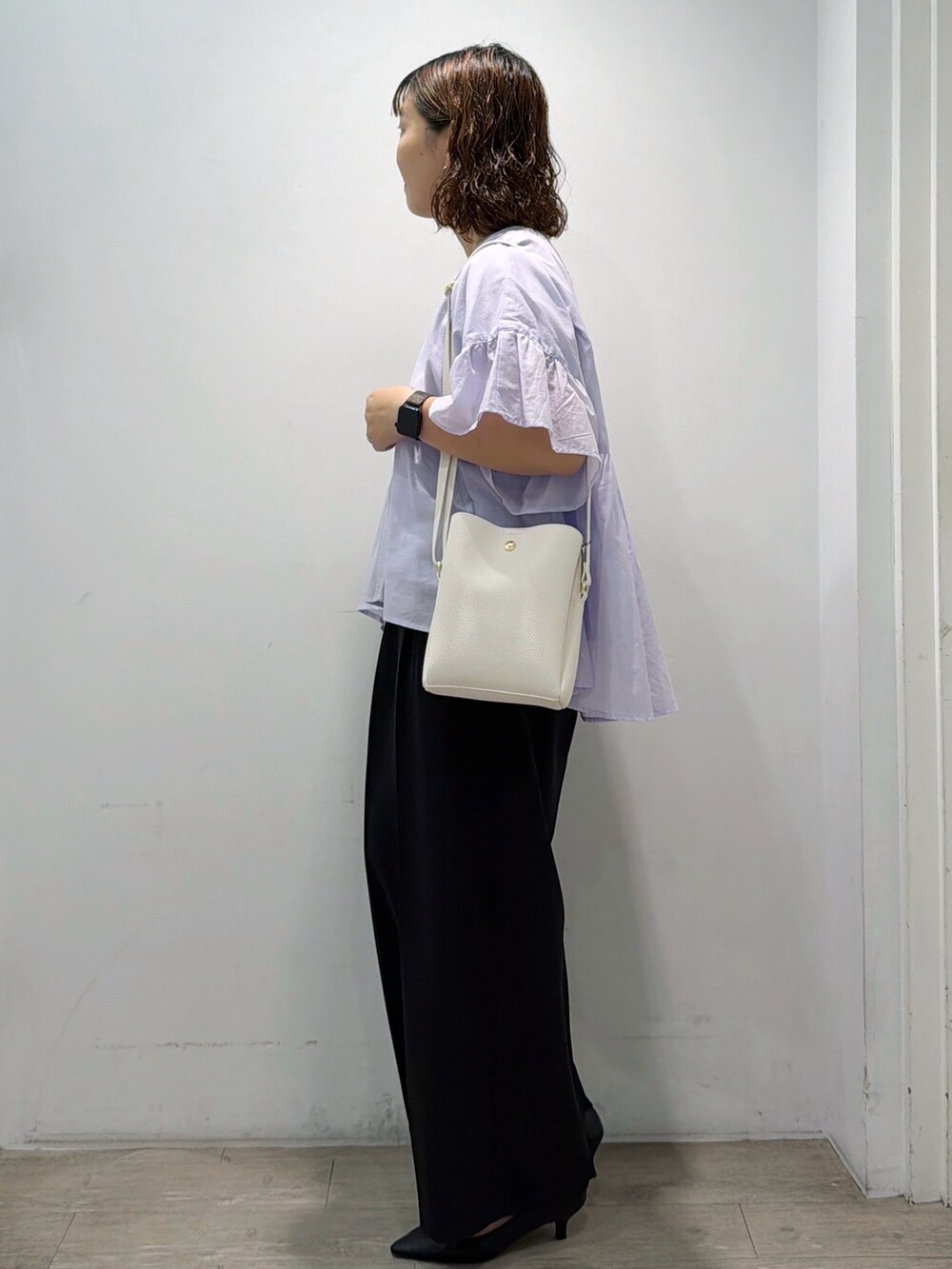 パープル系のシャツ/ブラウス、ブラック系のその他パンツ、ホワイト系のショルダーバッグを着用したレディースの夏コーディネートの4枚目の写真
