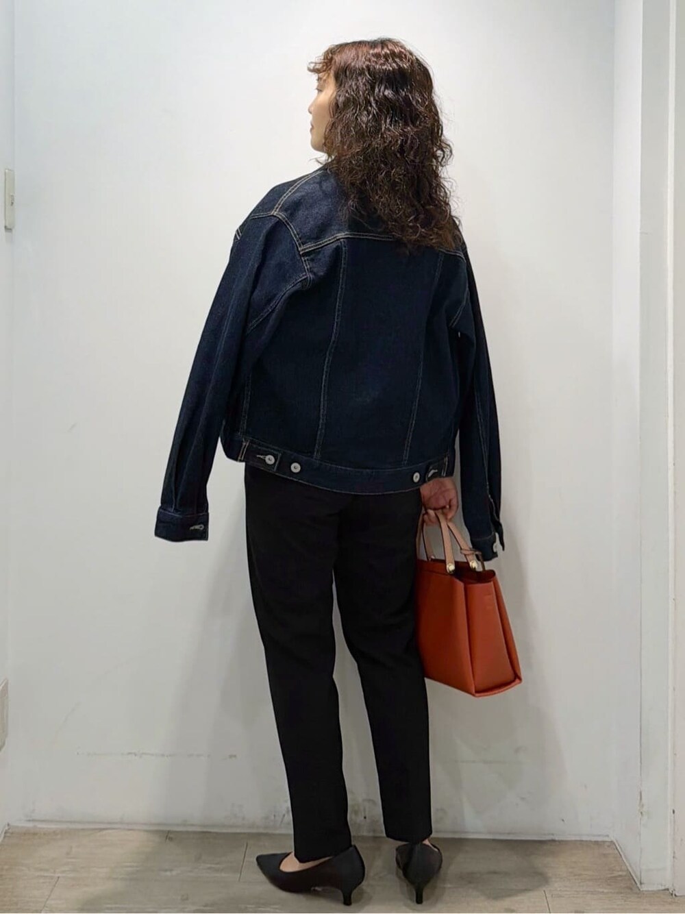 ブルー系のデニムジャケット、ブラック系のシャツ/ブラウス、ブラック系のその他パンツを着用したレディースの冬コーディネートの5枚目の写真