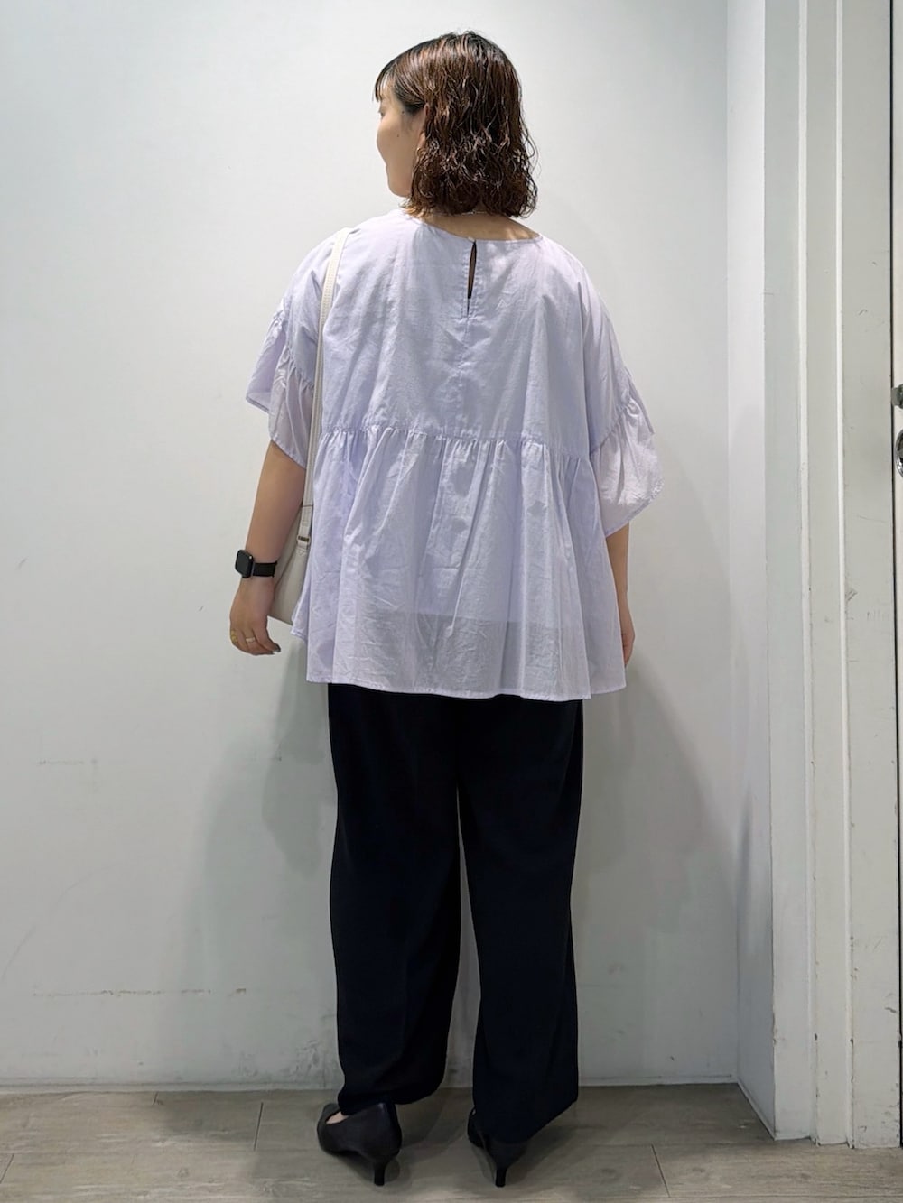 パープル系のシャツ/ブラウス、ブラック系のその他パンツ、ホワイト系のショルダーバッグを着用したレディースの夏コーディネートの8枚目の写真