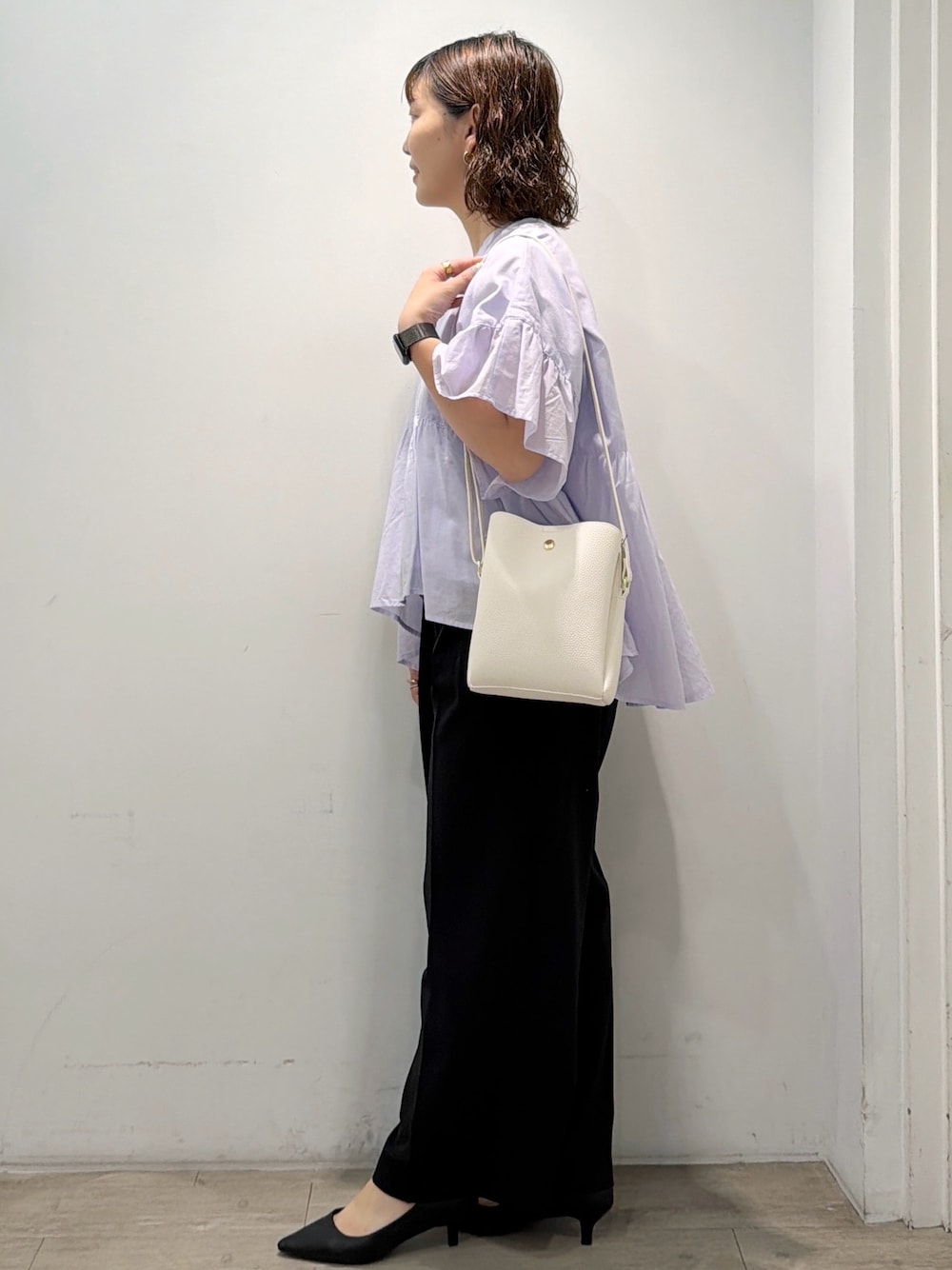 パープル系のシャツ/ブラウス、ブラック系のその他パンツ、ホワイト系のショルダーバッグを着用したレディースの夏コーディネートの5枚目の写真