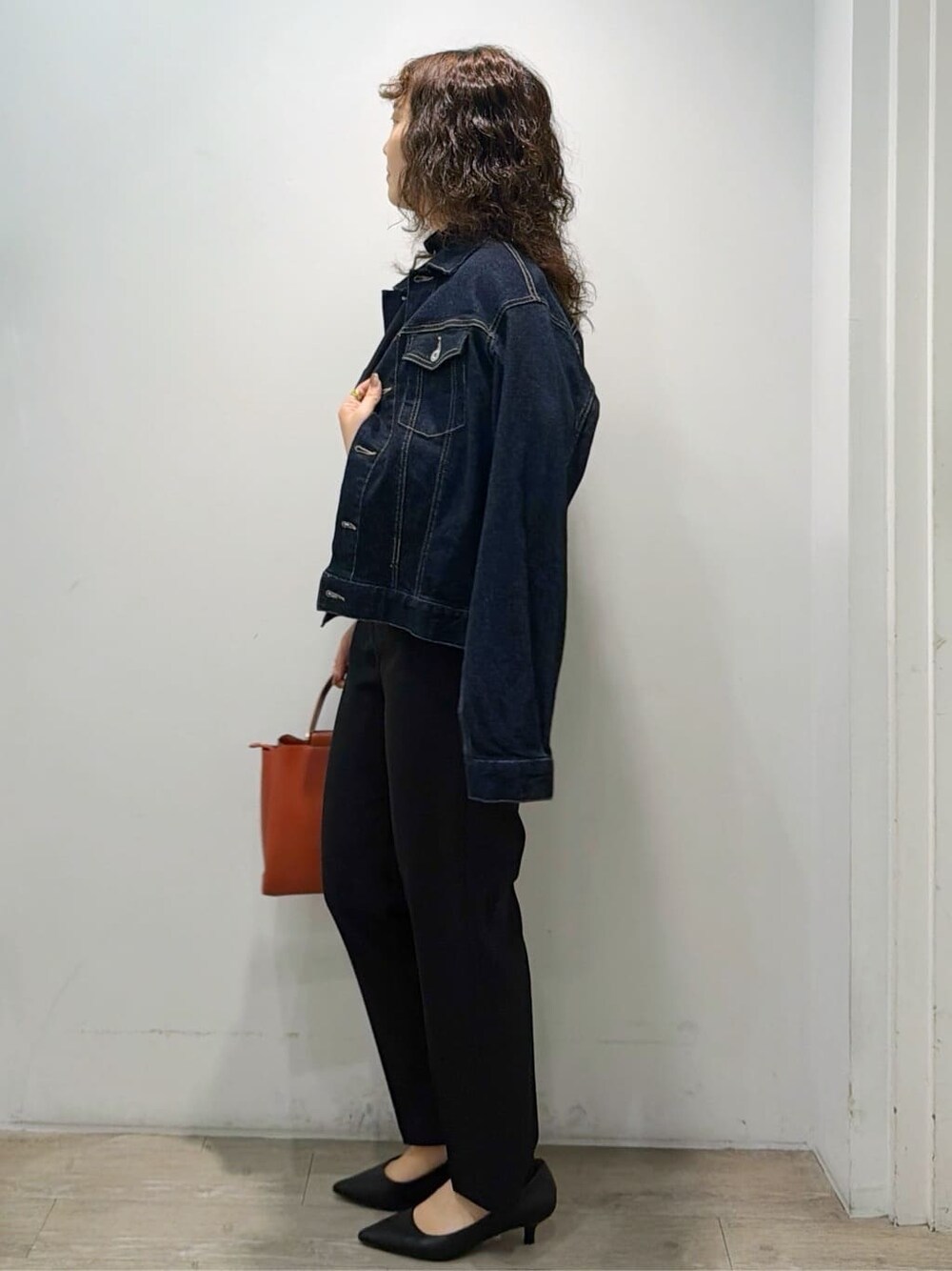 ブルー系のデニムジャケット、ブラック系のシャツ/ブラウス、ブラック系のその他パンツを着用したレディースの冬コーディネートの7枚目の写真