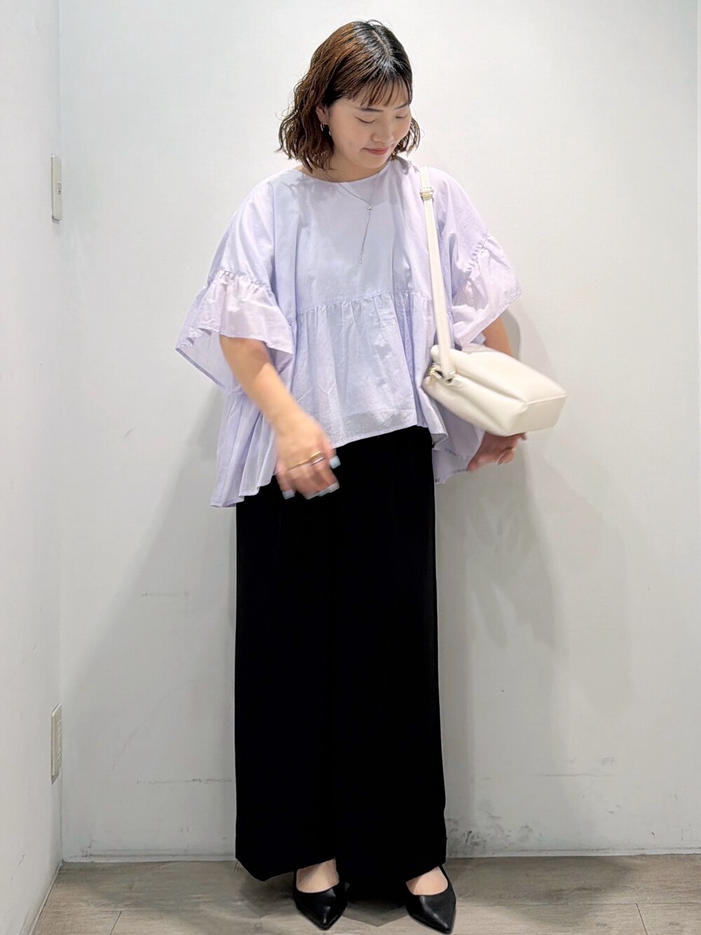 パープル系のシャツ/ブラウス、ブラック系のその他パンツ、ホワイト系のショルダーバッグを着用したレディースの夏コーディネートの2枚目の写真