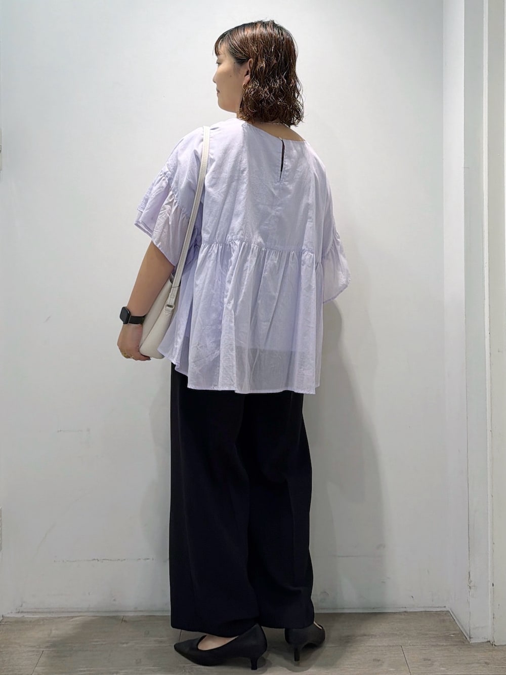 パープル系のシャツ/ブラウス、ブラック系のその他パンツ、ホワイト系のショルダーバッグを着用したレディースの夏コーディネートの6枚目の写真