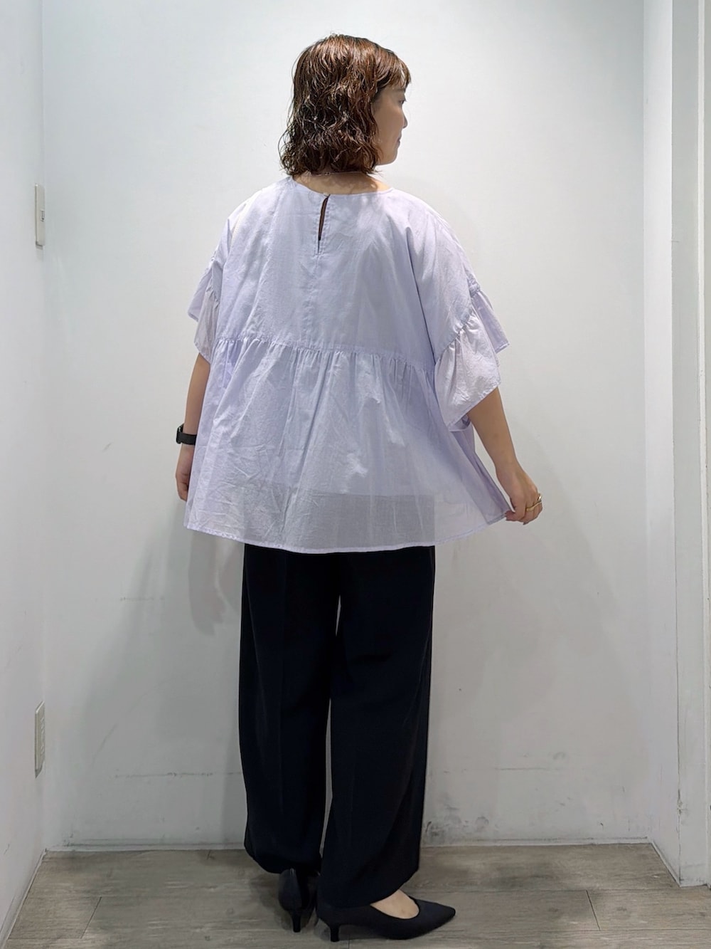 パープル系のシャツ/ブラウス、ブラック系のその他パンツ、ホワイト系のショルダーバッグを着用したレディースの夏コーディネートの7枚目の写真