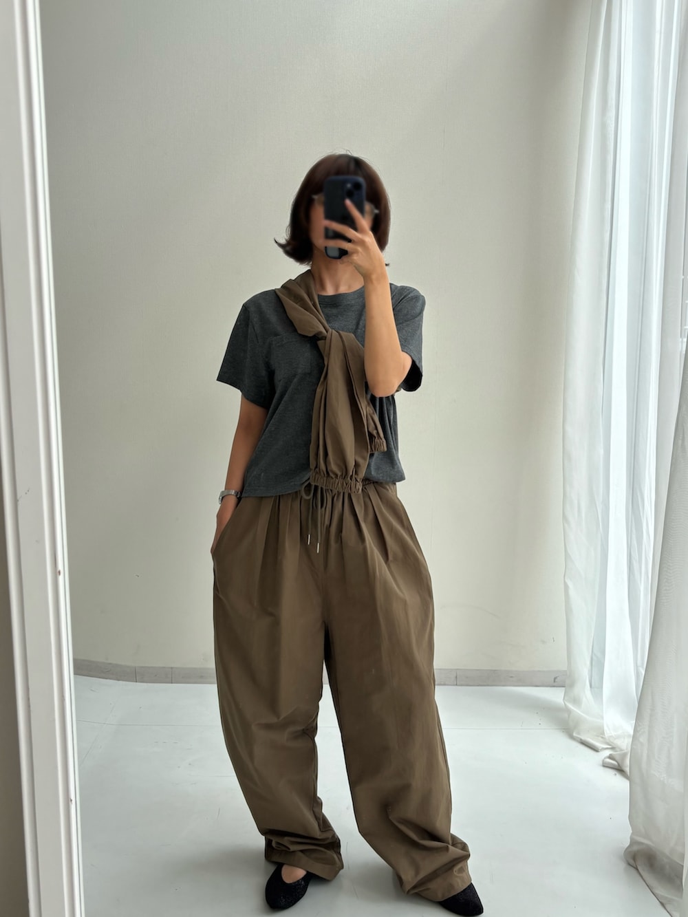 ブラック系のTシャツ/カットソー、ホワイト系のTシャツ/カットソーを着用したレディースの夏コーディネートの2枚目の写真