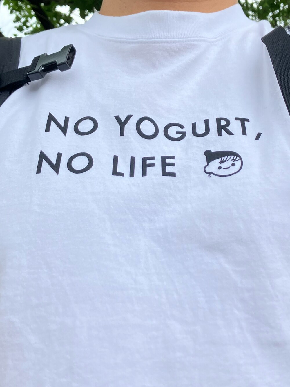 ブルー系のスニーカー、ブルー系のデニムパンツ、ホワイト系のTシャツ/カットソーを着用したメンズの夏コーディネートの2枚目の写真
