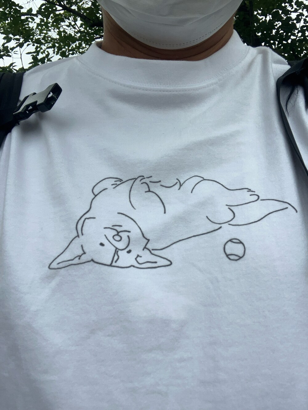 ホワイト系のスニーカー、ブルー系のデニムパンツ、ホワイト系のTシャツ/カットソーを着用したメンズの夏コーディネートの2枚目の写真