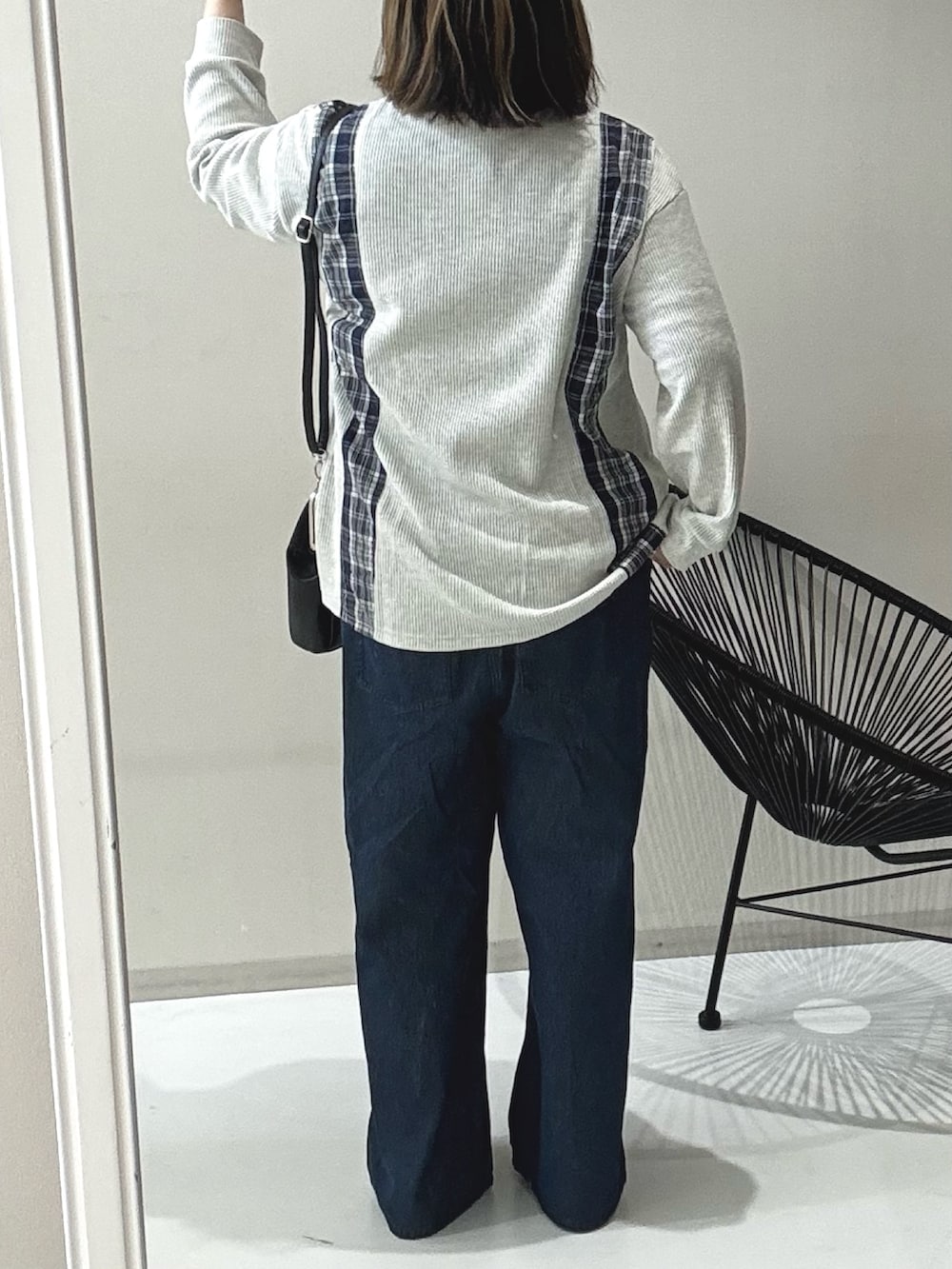 グレー系のTシャツ/カットソー、シルバー系のバレエシューズ、ブルー系のパンツを着用したレディースの冬コーディネートの2枚目の写真
