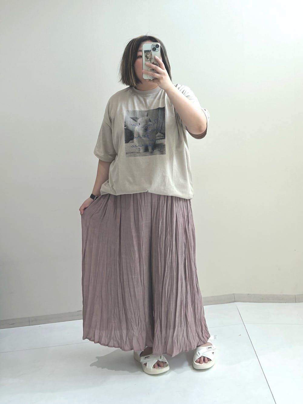 ブルー系のパンツ、ホワイト系のサンダル、シルバー系のTシャツ/カットソーを着用したレディースの夏コーディネートの2枚目の写真