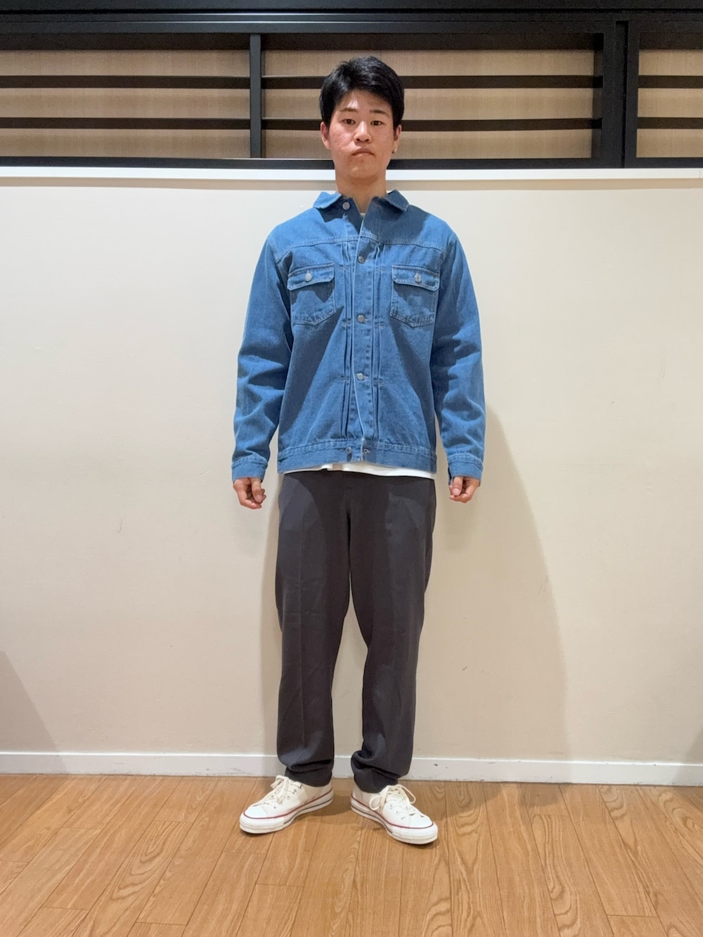 ブルー系のデニムジャケット、ホワイト系のTシャツ/カットソー、グレー系のその他パンツを着用したメンズの春コーディネートの2枚目の写真