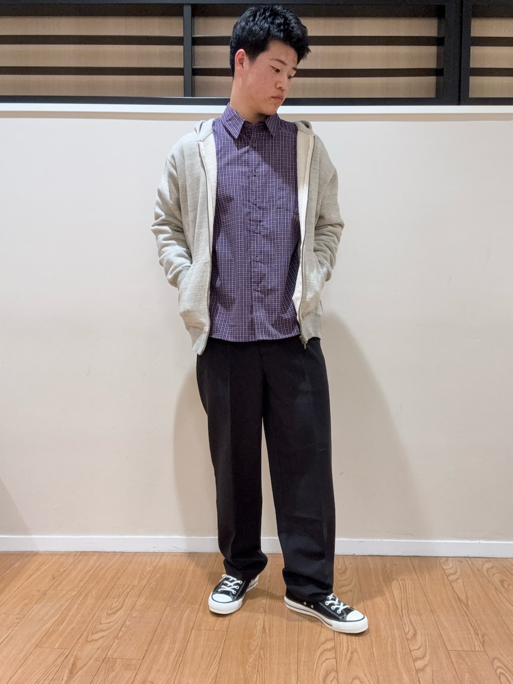 ブラック系のその他パンツ、ブラック系のスニーカー、パープル系のシャツ/ブラウスを着用したメンズの冬コーディネートの2枚目の写真