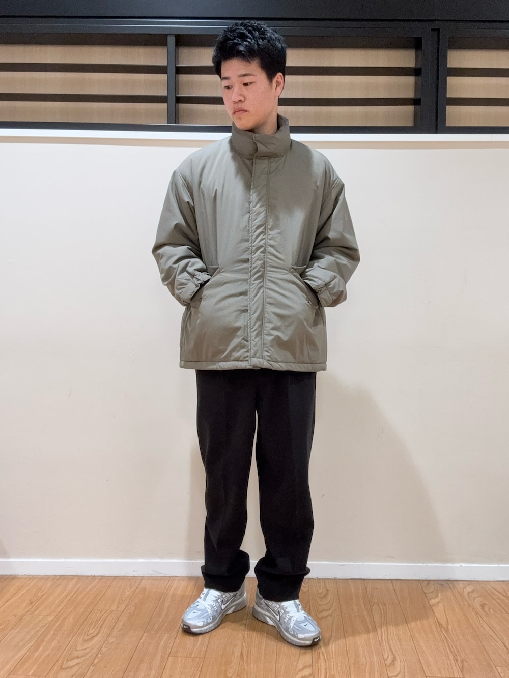 ブラック系のその他パンツ、グリーン系のモッズコートを着用したメンズの冬コーディネートの2枚目の写真