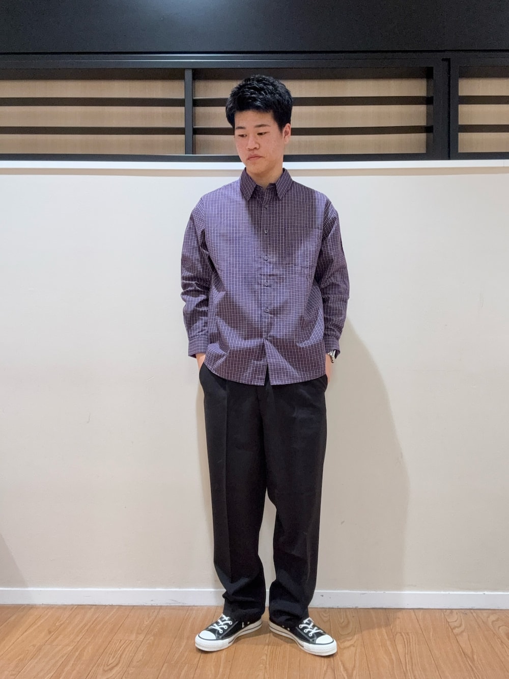 ブラック系のその他パンツ、ブラック系のスニーカー、パープル系のシャツ/ブラウスを着用したメンズの冬コーディネートの3枚目の写真