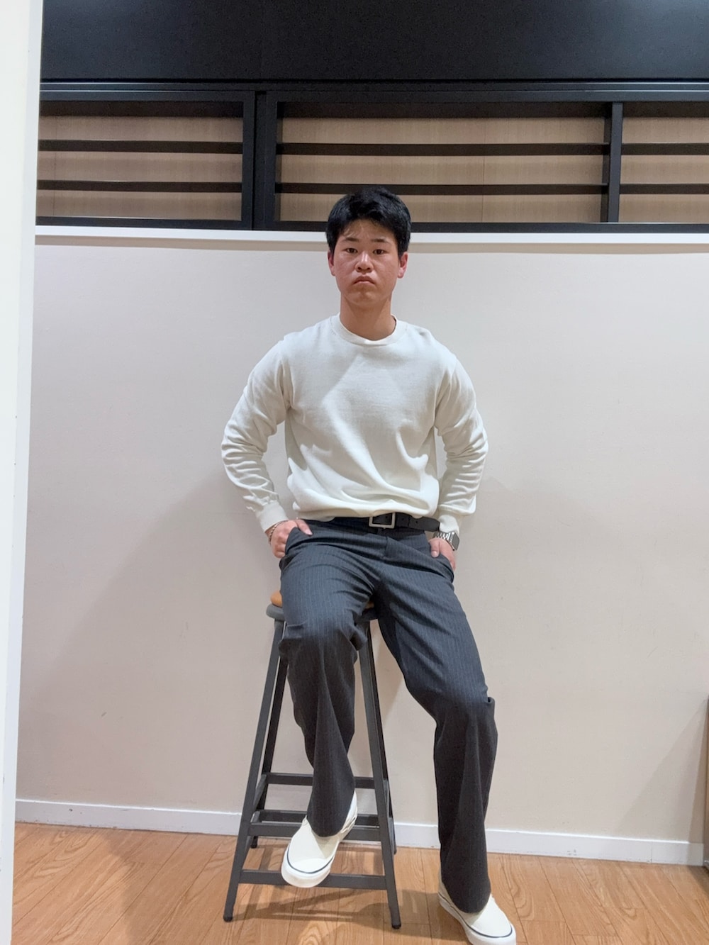 グレー系のその他パンツ、ホワイト系のスリッポン、ホワイト系のニット/セーターを着用したメンズの春コーディネートの2枚目の写真