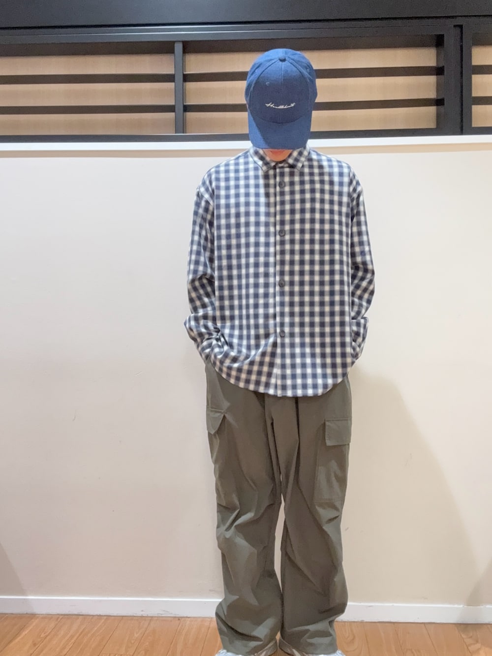 グリーン系のその他パンツ、ブルー系のシャツ/ブラウス、ブルー系のキャップを着用したメンズの春コーディネートの2枚目の写真