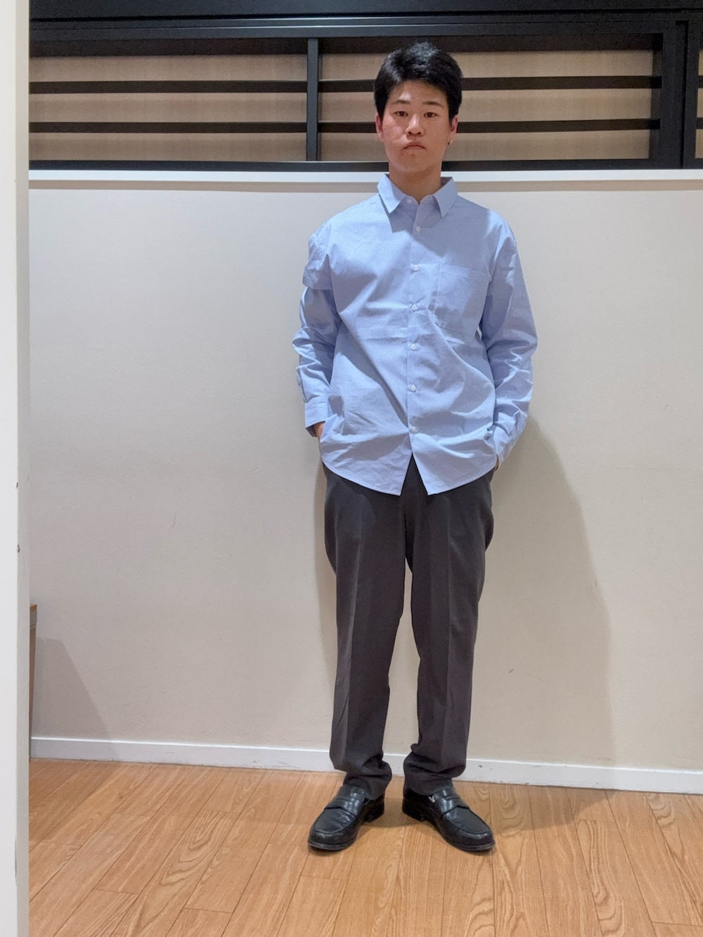 ブラック系のブルゾン、グレー系のその他パンツ、ブルー系のシャツ/ブラウスを着用したメンズの春コーディネートの2枚目の写真